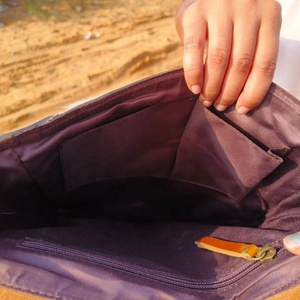 LW Sac à main en cuir à franges en fourrure de léopard Sac en cuir à pampilles en vente - Product Image 4