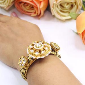 Bracelet Ouvert en Kundan de Qualité Supérieure avec Finition Dorée Glamour pour Collection de Mariage et de Fiançailles, Tenue de Soirée pour Femmes - Product Image 2