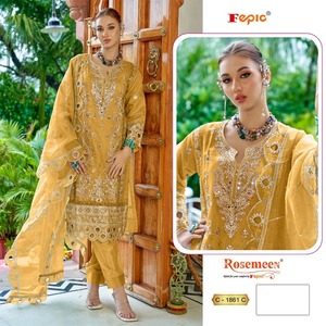 Costume Vichitra Salwar gracieux ensemble ethnique élégant pour les occasions broderie complexe Georgette pour les vêtements de fête indiens - Product Image 1