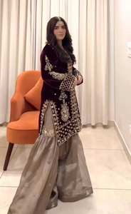 Ensemble élégant en velours de viscose pour soirée, avec un haut et un pantalon palazzo, un dupatta fantaisie et une riche broderie - Product Image 3