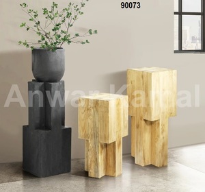 Pot et colonne en bois - Product Image 1