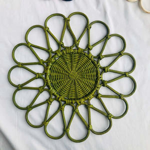 Cubiertos de Ratán de Color Verde y Salvamanteles - Product Image 1