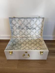 Boîte de rangement en plastique rectangulaire minimaliste beige et bleue, empilable avec couvercle articulé, pour articles divers - Product Image 2