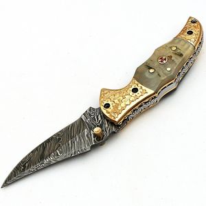 Cuchillo plegable hecho a mano OEM personalizado de grado industrial de Damasco con mango de cuerno de carnero protector grabado a mano y Funda de cuero - Product Image 3