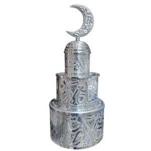 Minarete de mezquita de metal plateado hecho a mano al por mayor con parte superior de luna creciente y patrón en relieve de caligrafía árabe para Ramadán - Product Image 1