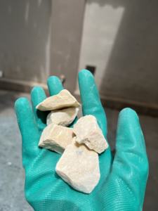 Cailloux concassés en marbre jaune abordables, idéaux pour les jardins, les conceptions de bains extérieurs, les projets d'aménagement paysager et la décoration artistique créative - Product Image 3