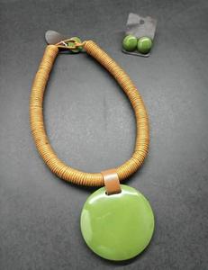 Collier en résine et bois de haute qualité collier pendentif en résine de bois fait à la main de bohême avec un prix abordable - Product Image 1