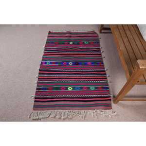 Petit tapis vintage 2,6 x 4,2 pieds, tapis turc à carreaux rouges - Product Image 3