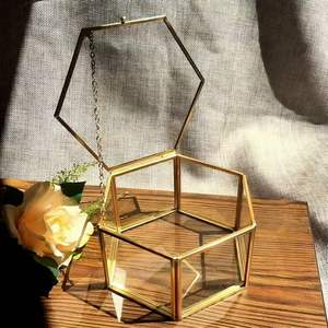 Boîte à bijoux en verre métallique à la mode avec un design élégant en relief, parfaite pour organiser élégamment les bagues, les boucles d'oreilles et les accessoires fins - Product Image 5