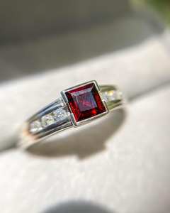 Anillo de compromiso de CZ rojo de corte princesa de 7mm con piedras laterales, banda de plata para mujer, aniversario de boda, proveedor de joyería de promesa - Product Image 2