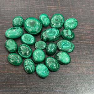 Cabujones de malaquita sueltos a granel de alta calidad, las mejores piedras preciosas naturales verdes con formación de textura perfecta para collares - Product Image 1