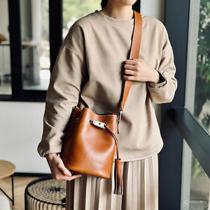 กระเป๋าสะพายข้างทรงถังทรงเรขาคณิตสไตล์โบฮีเมียนหนังแท้สีน้ำตาลออกแบบได้ตามต้องการมีกระดุมติดซิปสำหรับผู้หญิง - Product Image 2