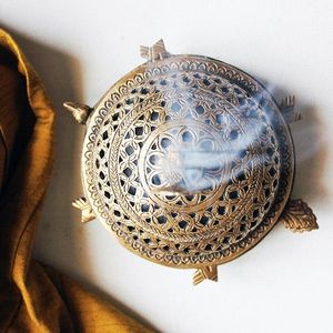 Quemador de Incienso de Latón Texturizado para Temas Rústicos que Ofrece una Estética Única y una Experiencia Aromática Enriquecida - Product Image 1