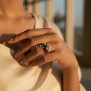 Anillo Moderno Romántico de Plata 925 para Mujer con Circonita Cúbica de Corte Esmeralda, Patrón Geométrico, Bañado en Rodio, para Promesas - Product Image 3