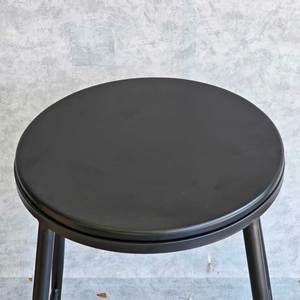 Tabouret de bar industriel contemporain avec assise en bois et pieds en fer thermolaqué pour une utilisation dans une ferme ou une cuisine - Product Image 4