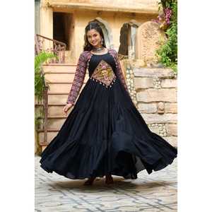 ชุดพิเศษสีแดงเข้มและสีดำที่น่าดึงดูดนี้จะทำให้คุณได้รับคำชมเพื่อความมีสไตล์ที่หลากหลายของคุณอย่างแน่นอน - Product Image 1