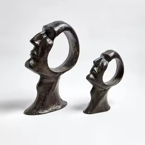 Sculpture contemporaine en métal sur pied avec un design équilibré et une forme créative pour améliorer l'esthétique du salon moderne - Product Image 3