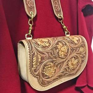 Sacs à main en cuir usiné sur mesure dans des conceptions sur mesure idéales pour la revente par les magasins d'accessoires en cuir de couleur pêche. - Product Image 3