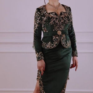 2023 nouvelle superbe broderie Zari or sur veste en soie et robe Karakou ornée de perles de verre de cristal pierre et travail Dabka - Product Image 1