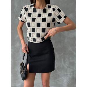 เสื้อครอปแขนสั้นลายตารางถักโครเชต์สำหรับผู้หญิง รุ่น Topshow สีดำดิบ-ขายส่ง - Product Image 2