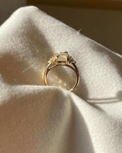 Anillo de compromiso de moissanita cultivada en laboratorio con certificación IGI de 2.33 quilates VS1, con cinco impresionantes piedras de corte esmeralda en un radiante racimo. - Product Image 5