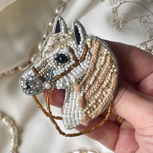 Broches de mode en perles de haute qualité, design classique, fabrication artisanale, pour tous les jours et les occasions spéciales, par glowin fashion - Product Image 1