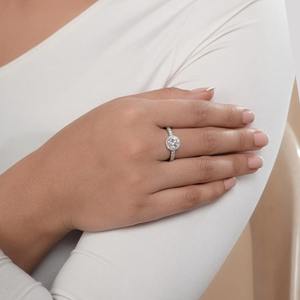 แหวนหมั้นเพชรทรงกลมแบบ Halo น้ำหนัก 1.81 กะรัต ผลิตในห้องปฏิบัติการ ระดับความสะอาด F VVS1 VVS2 ได้รับการรับรอง พร้อมเพชรกลาง 1.03 กะรัต และเพชรด้านข้างแบบ Halo ดีไซน์ไม่ซ้ำใคร - Product Image 5