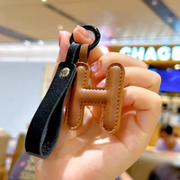 Porte-clés en cuir personnalisé en gros avec lettres A-Z, ensembles de porte-clés initiaux en cuir PU avec sangle en cuir