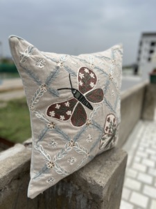 Fundas de almohada de lino bordadas de mariposa gris de 45x45 cm hechas a mano sostenibles decorativas de lujo al mejor precio para sala de estar - Product Image 4