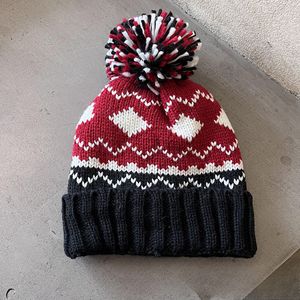 Vente en gros pour hommes et femmes Bonnet jacquard personnalisé en tricot tie-dye pour l'hiver Bonnet en acrylique chaud et souple avec écusson en cuir - Product Image 2