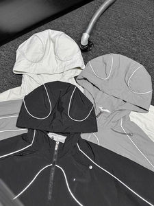 ชุดกีฬาไนลอนกันน้ำสะท้อนแสงแบบกำหนดเอง พร้อมเสื้อแจ็คเก็ตกันลมลายทางน้ำหนักเบาสำหรับวิ่งและสวมใส่ในชีวิตประจำวัน - Product Image 3