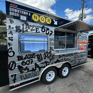 Food Truck de Qualité Supérieure Entièrement Équipé en Acier Inoxydable, Cuisine Mobile, Remorque BBQ pour Restauration Rapide, État Premium - Product Image 1