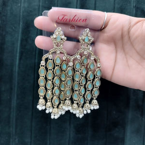 Boucles d'oreilles indiennes plaquées or antique Chand Bali en alliage de perles de style ethnique avec zircon, accessoires en forme de cloche pour les mariages - Product Image 1