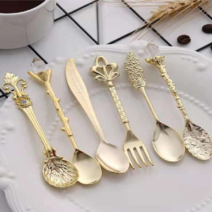 Un couteau, une fourchette et une cuillère polies et plaquées argent avec de belles gravures florales délicates. Disponible aux prix de gros. - Product Image 5