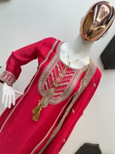 Conjunto de Top y pantalón de verano completamente cosido de lujo con Dupatta con Chinon puro y trabajo de bordado de secuencia de cordón - Product Image 2