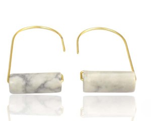 Piedra preciosa de howlita de Plata de Ley 925 con forma de cilindro chapada en oro de 18 quilates, regalo para ella, pendiente de aro de rodillo hecho a mano - Product Image 1