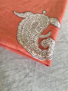 ผ้าฝ้ายพิมพ์ลายด้วยมือ ลายคลาสสิก ลายเพสลีย์ ลายบูตะ |   ผ้าทอพื้นเมืองอินเดียสีส้มสนิม - Product Image 3