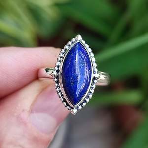 แหวนเงินแท้ทำมือประดับลาพิส ลาซูลี ชุบทอง 18K ฝังพลอยสีน้ำเงิน ของขวัญวันเกิดที่สมบูรณ์แบบสำหรับเธอ - Product Image 2