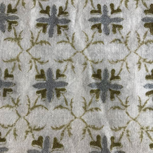 Tissu en coton imprimé à la main, vert olive, motif géométrique en treillis avec des motifs floraux gris - Product Image 1