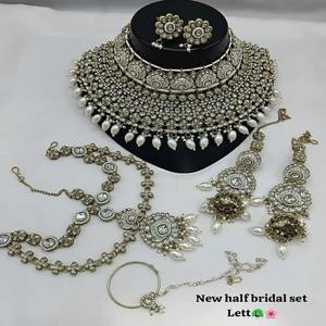 Ensemble de collier Kundan demi-bijoux de mariée plaqué or avec boucles d'oreilles à gouttes de perles, Maang Tikka et Hathphool, bijoux de mariage pour femmes - Product Image 1