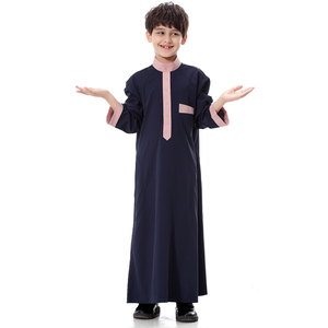 Thobe Árabe Islámico Tradicional Moderno para Niños, Túnica Larga Personalizada de Tela, Al Daffah con Parche Personalizado en el Pecho - Product Image 1