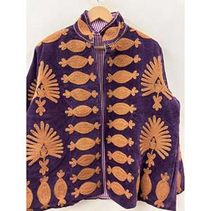 Colección Otoño: Chaqueta de Terciopelo Amethyst Darbar Bordada a Mano en Violeta Intenso y Dorado Azafrán con Diseño Suzani - Product Image 6