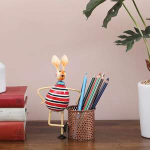 Support de stylo lapin de Pâques raffiné de style indien, élément de structure de bureau pour outils d'écriture dans des configurations de surface de travail organisationnelles - Product Image 5