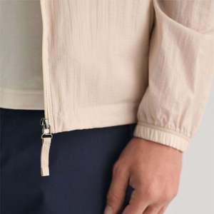 Veste coupe-vent légère pour homme de haute qualité - élégante, confortable et parfaite pour les vêtements décontractés et les activités de plein air - Product Image 6