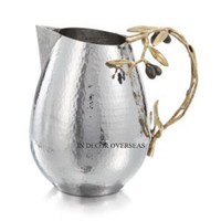 Pichet d'eau et de café en métal de qualité supérieure enduit de poudre de couleur blanche avec poignée de fleurs en métal plaqué or d'Inde