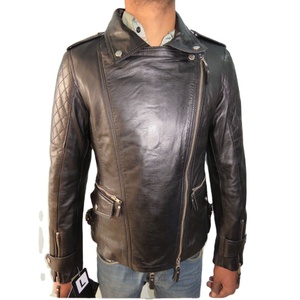 Chaqueta de motociclista de cuero negro para hombre con patrón acolchado en los hombros y mangas, forro suave de poliéster. - Product Image 1