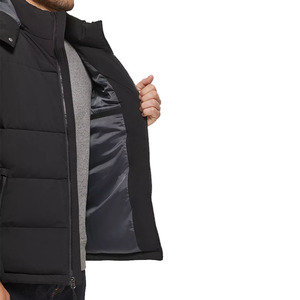 Veste matelassée en toile matelassée noire pour hommes avec capuche attachée à col montant poche zippée à l'avant pour la saison d'hiver - Product Image 4