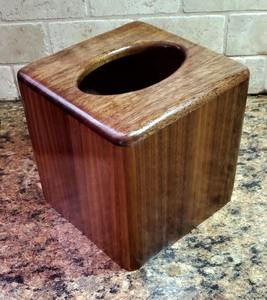 Caja de pañuelos de madera tradicional para decoración del hogar con detalles artesanales que complementan el estilo de los muebles de madera - Product Image 1