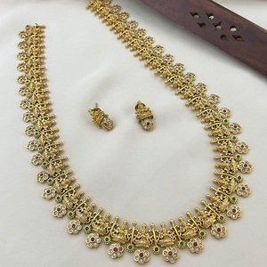 Conjunto de collar de templo chapado en oro de diseñador con acabado antiguo de calidad superior con pendientes para mujer para colecciones de ropa de boda - Product Image 1