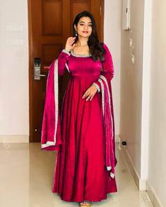 Collection de robes de créateurs très demandée, en soie lourde avec broderies et sequins, pour femmes, pour les occasions spéciales. - Product Image 1